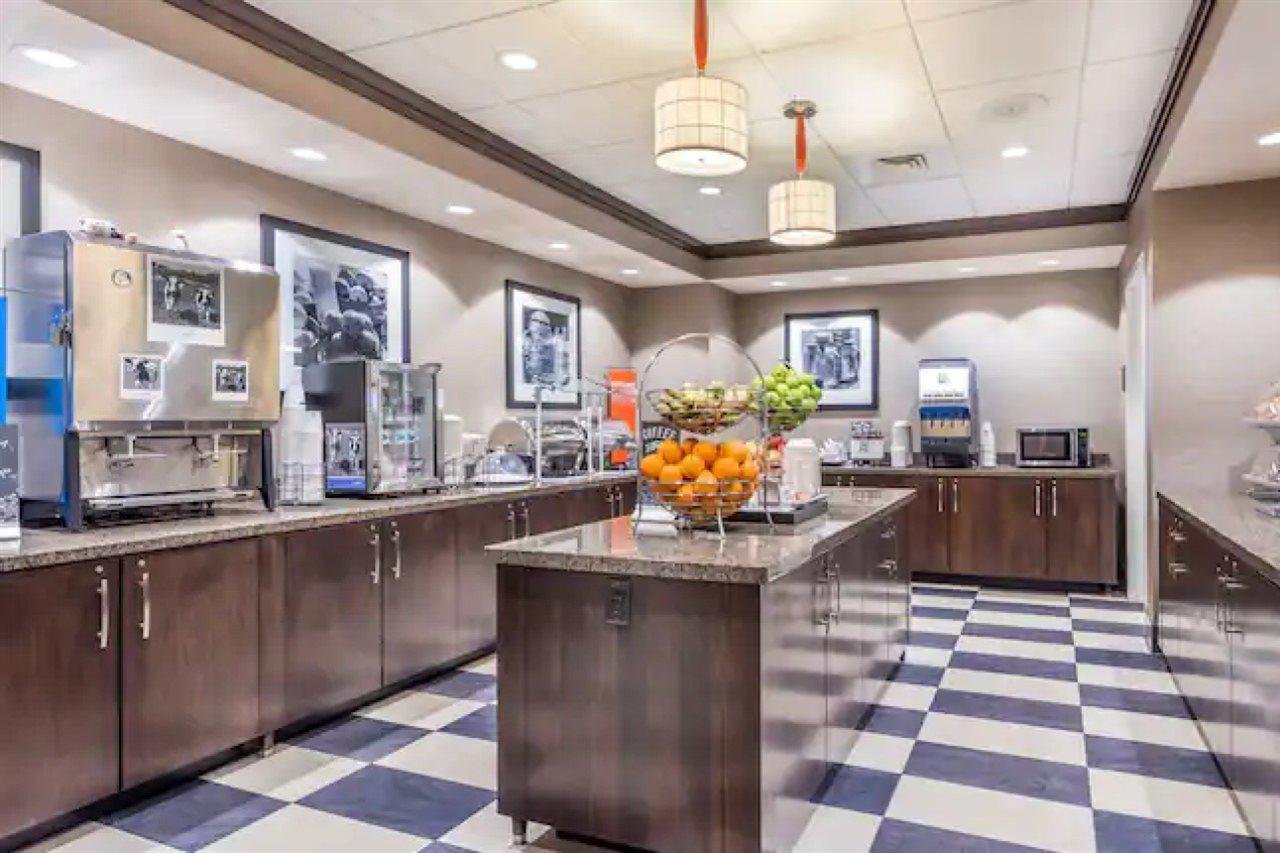 Hampton Inn & Suites Madison Downtown Εξωτερικό φωτογραφία